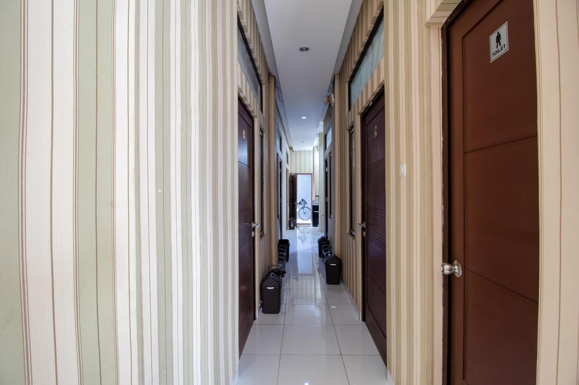 Oyo 3253 Sofia Residence Telukjambe Екстер'єр фото