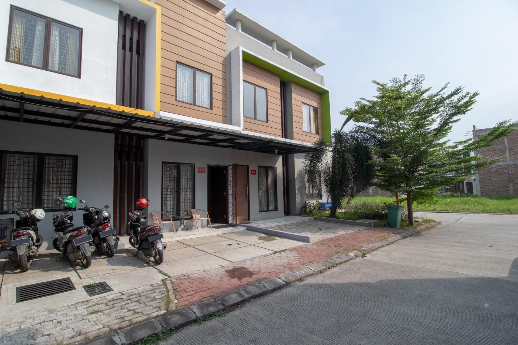 Oyo 3253 Sofia Residence Telukjambe Екстер'єр фото